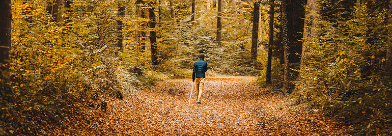 How to walk mindfully and its benefits